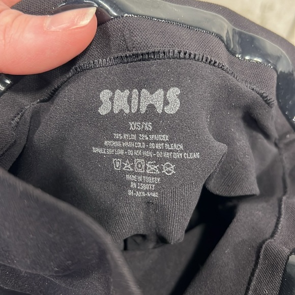 Skims Mid Thigh Sculpting High Rise Shorts Size XXS/XS Black - Picture 3 of 3